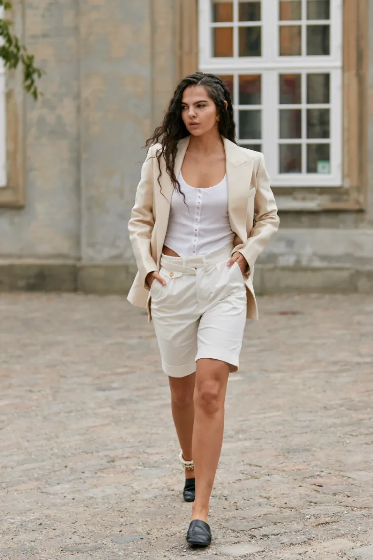 Bermuda Shorts Modetrend 2022 Business Outfit Sommer Frauen