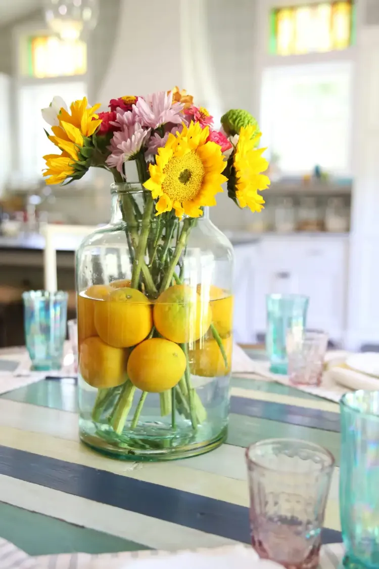 Blumen Dekoideen selber machen Tischdeko Sommer mit Zitronen