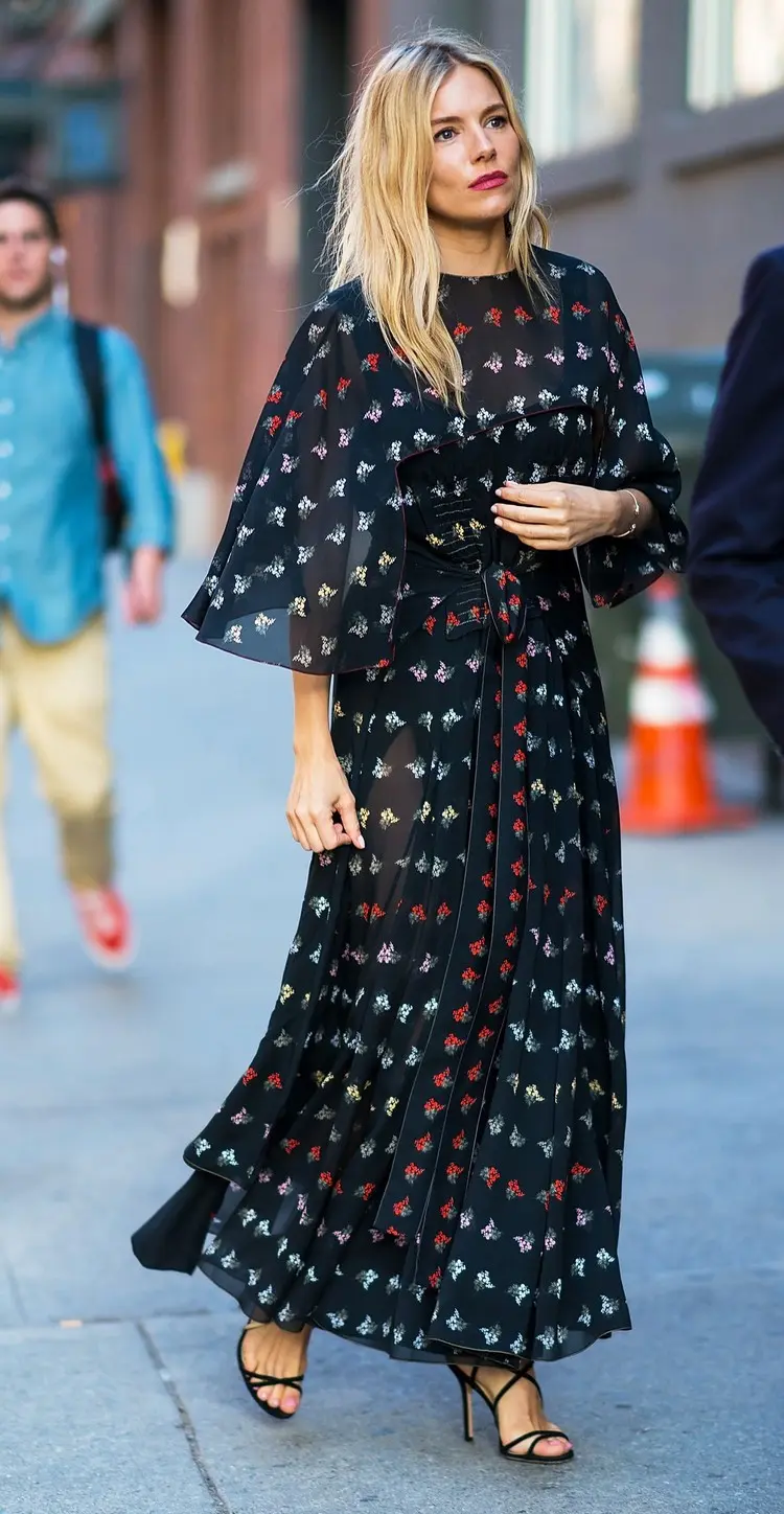 Boho Kleider für den Sommer 2022 - Schauspielerin und Modeikone Sienna Miller in einem langen Kleid im Boho-Chic-Stil