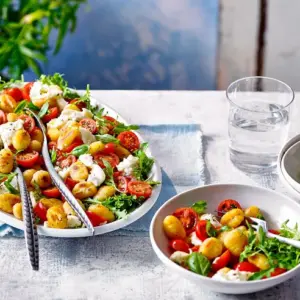 Caprese Gnocchi Salat mit Mozzarella leichte Sommergerichte zum Abnehmen