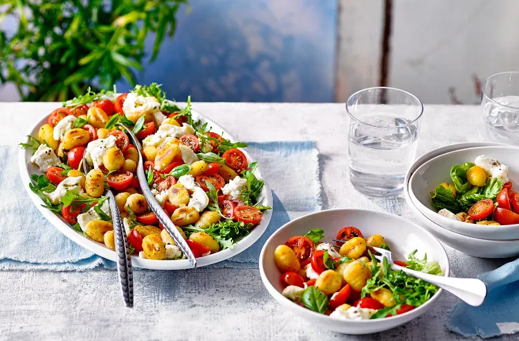 Caprese Gnocchi Salat mit Mozzarella leichte Sommergerichte zum Abnehmen