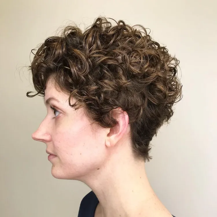 Curly Pixie Cut Trendfrisur Sommer 2022 Locken Frisuren für kurze Haare