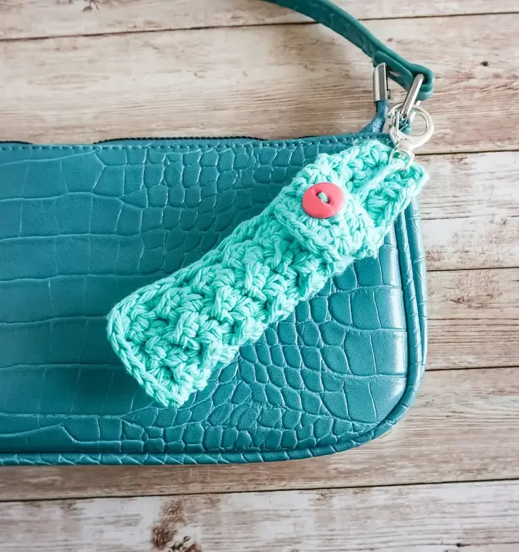 This is an easy crochet pattern for a lipstick holder