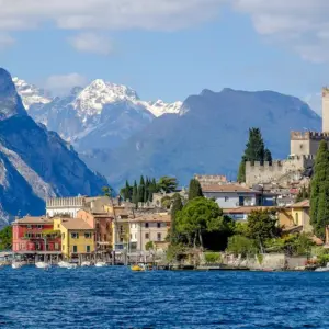 Urlaub am Gardasee 2022 - Die Hafenpromenade von Malcesine ist der perfekte Ort