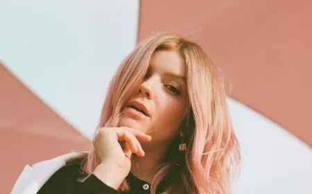 Die Indie-Sängerin Willa Milner weiß definitiv, wie man die Haarfarbe Peach Blond rockt