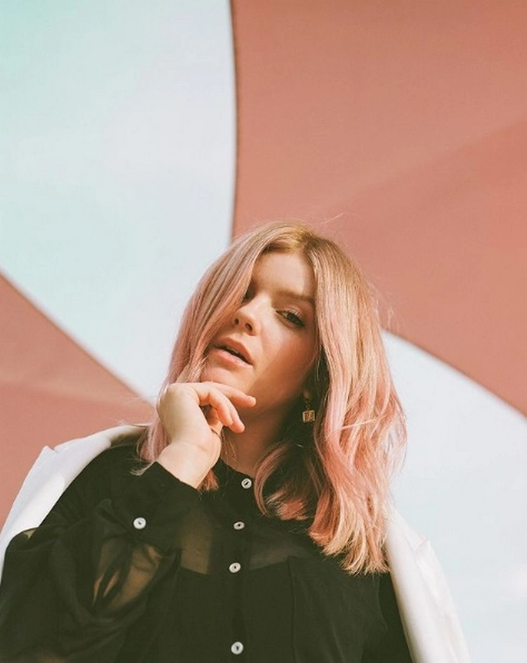 Die Indie-Sängerin Willa Milner weiß definitiv, wie man die Haarfarbe Peach Blond rockt
