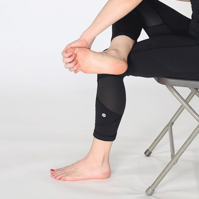 Fußschmerzen mit Übungen lindern - Die Zehendehnung hilft bei der Vorbeugung oder Behandlung von Plantarfasziitis