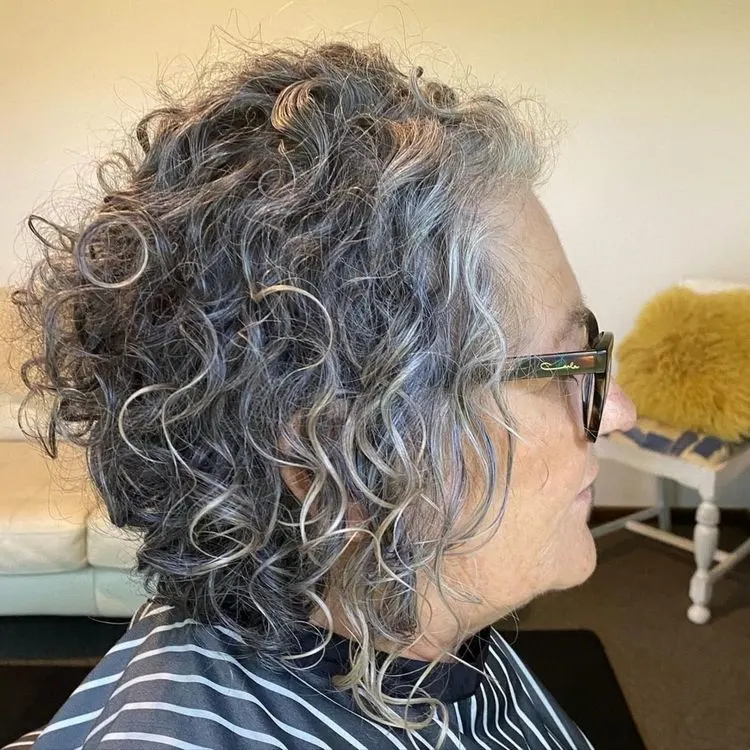 Die trendigen, frechen Frisuren für Frauen mit grauen Haaren ab 60 - lockiger Bob