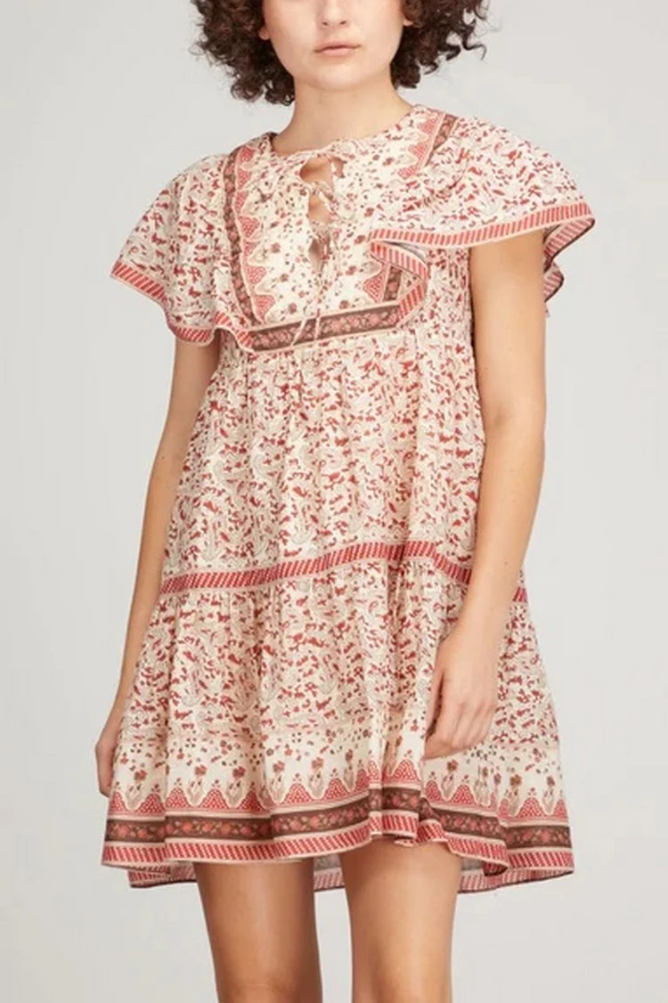 Dieses Sommerkleid im Bohème-Stil hat eine Tunika-Silhouette und ein ausgestelltes Mieder