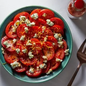 Ein leckeres Tomatensalat Rezept darf man in der Sommersaison völlig genießen
