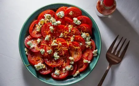 Ein leckeres Tomatensalat Rezept darf man in der Sommersaison völlig genießen