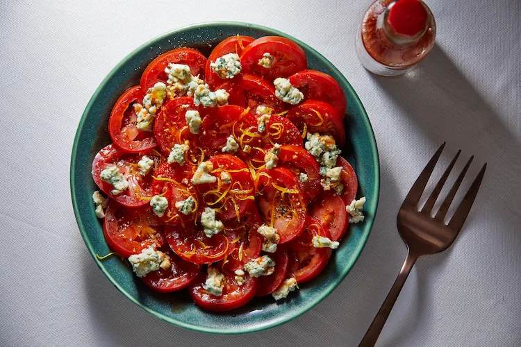 Ein leckeres Tomatensalat Rezept darf man in der Sommersaison völlig genießen