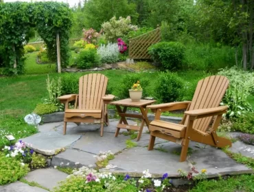 Freistehende Sitzecke im Garten gestalten mit Untergrund aus Naturstein