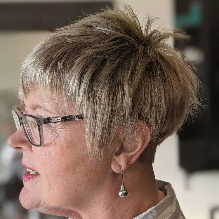 Frisuren für ältere Frau mit und ohne Brille - Pixie Cut 2022