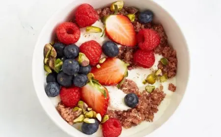 Frühstücksquinoa mit Beeren und Pistazien ist glutenfrei und kalorienarm