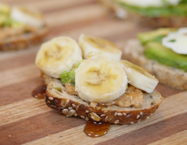 Für einen süßen Snack probieren Sie dieses AvocadoToast Rezept mit Bananen
