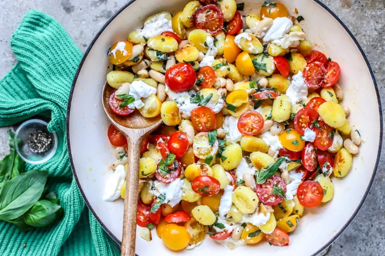 Gnocchi Tomate Mozzarella Salat leichte Sommergerichte bei Hitze