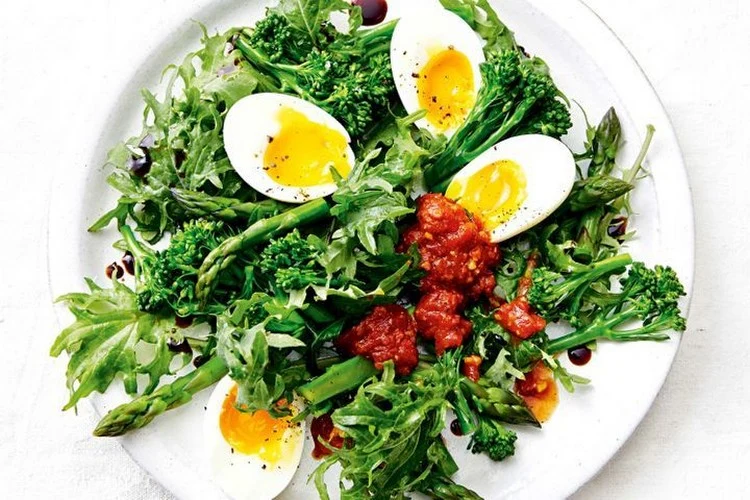Grünkohl, Broccolini, Spargel und Eiersalat - Eine kalorienarme Brunch-Idee an einem faulen Sonntagmorgen