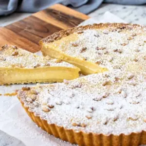 Italienischer Omakuchen aus Mürbeteig und Vanillecreme