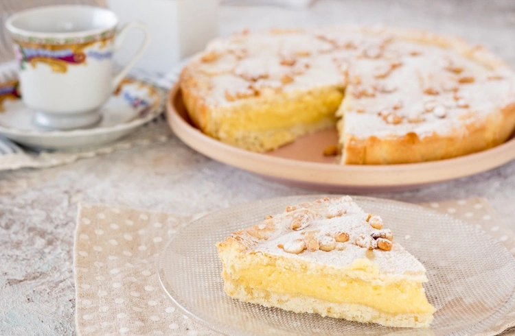Italienisches Dessert Torta della Nonna Kuchen mit Vanillecreme