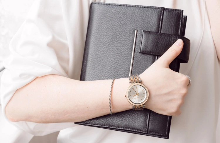 Klassische Armbanduhr passt perfekt zu Business Outfits