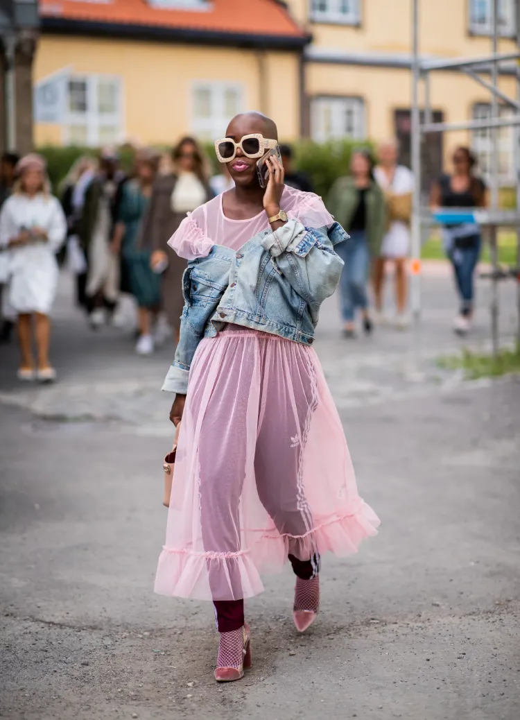 Kleid über Hose kombinieren Street Style Trends 2022
