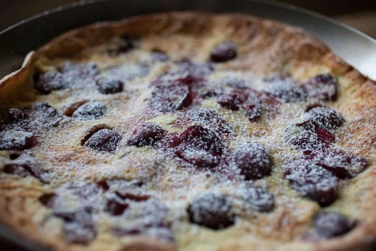 Knuspriger Kirschpfannkuchen aus dem Ofen