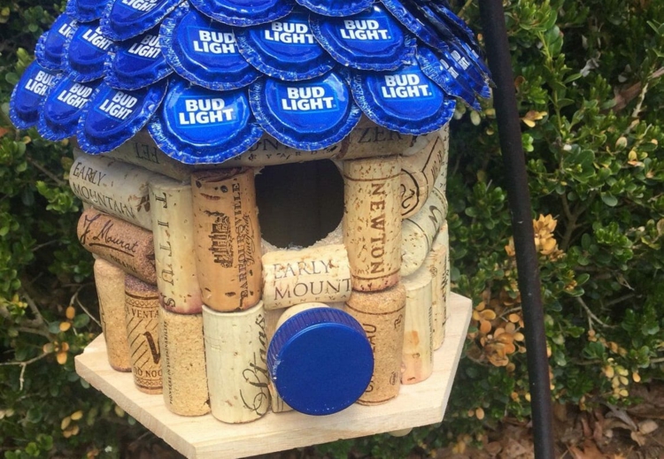 Kronkorken Upcycling - Vogelhaus für den Garten dekorieren