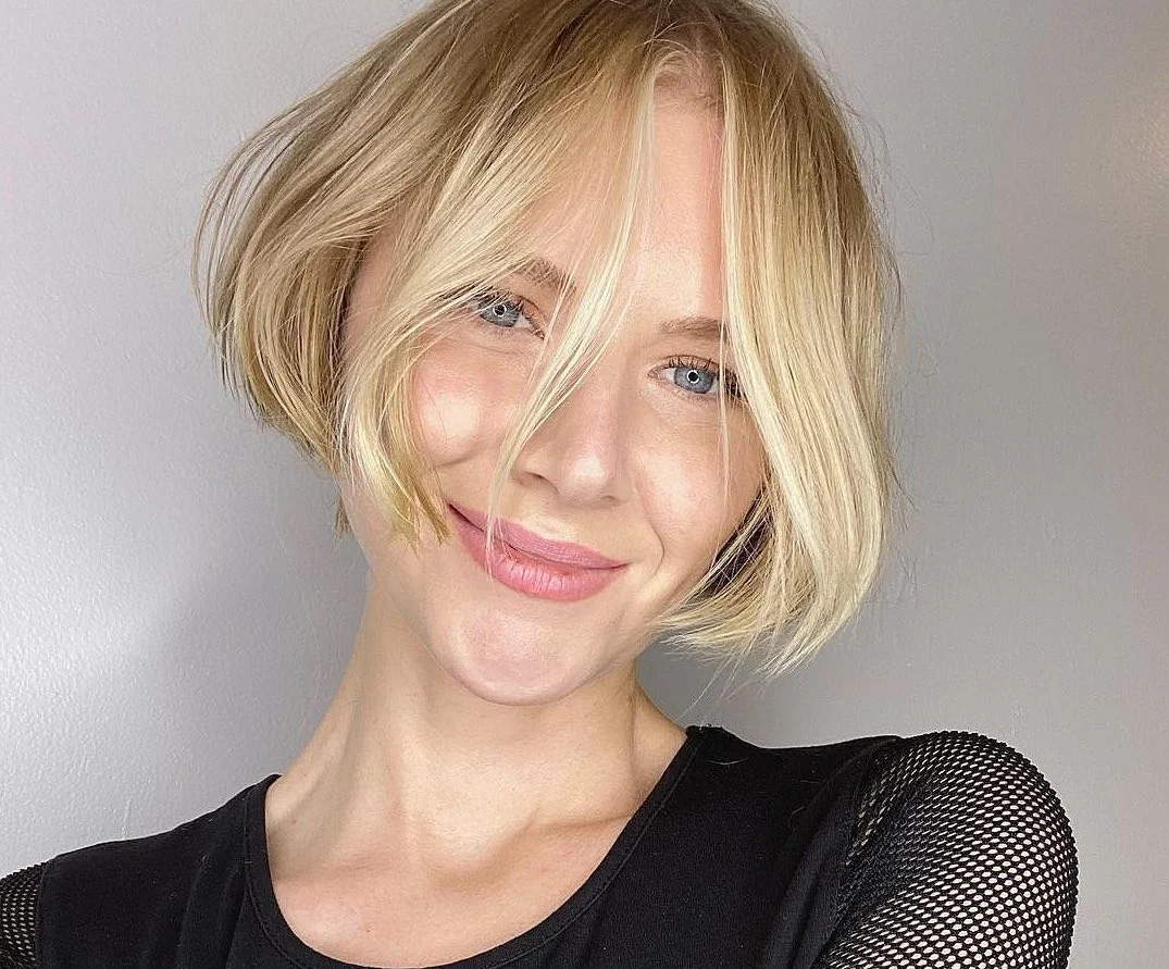 Kurzhaarfrisuren Sommer 2022 Micro Bob blond Mittelscheitel