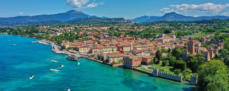 Urlaub am Gardasee 2022: Lazise liegt am südöstlichen Ende des Sees und ist ein wunderschöner Ort