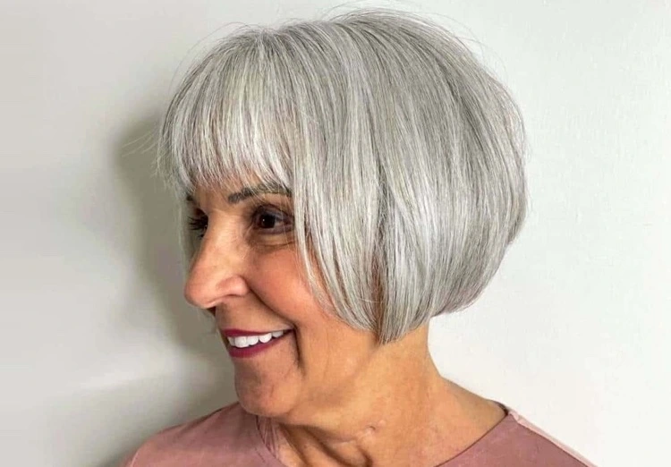 Micro Bob für ältere Frauen mit grauen Haaren