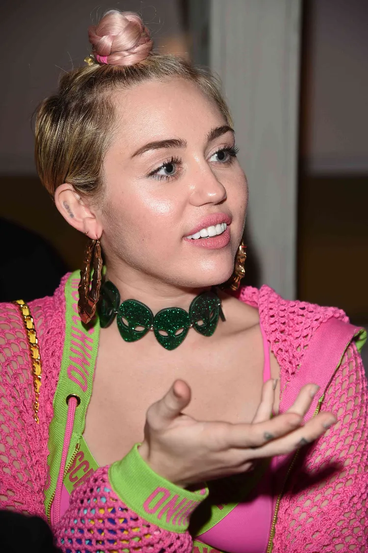Miley Cyrus Frisuren Bilder Haare aus dem Gesicht halten