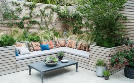 Moderne Sitzecke im Garten gestalten mit Holzleisten und Kletterpflanzen