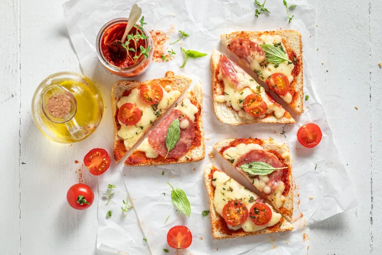 Pizza toast recipe with salami and cheese TikTok Foodtrends 2022