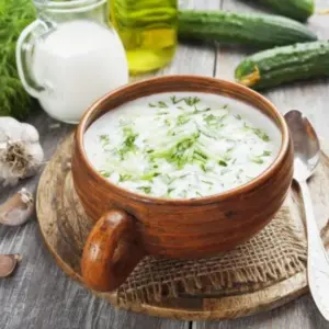 Rezepte für kalte Suppen - bulgarische Tarator-Suppe