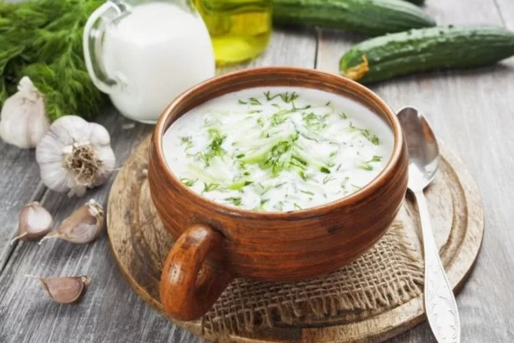 Rezepte für kalte Suppen - bulgarische Tarator-Suppe
