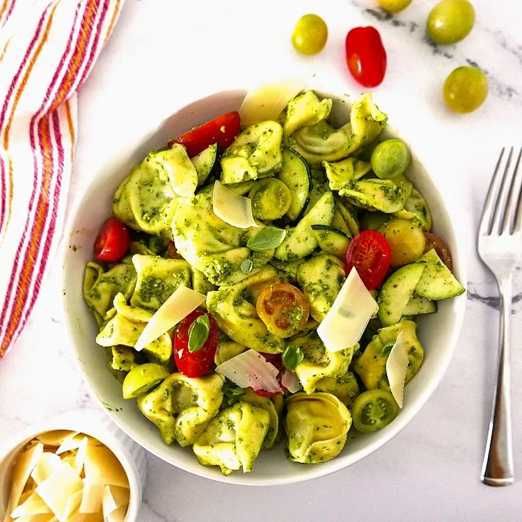 Quick tortellini salad for baking - summer recipes for the whole family