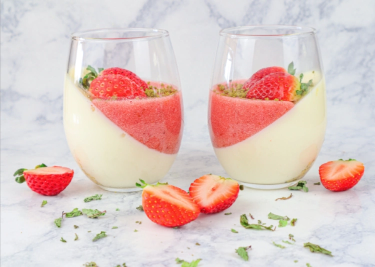 Sommer-Dessert Idee Panna Cotta vegan mit Erdbeeren und Agar Agar