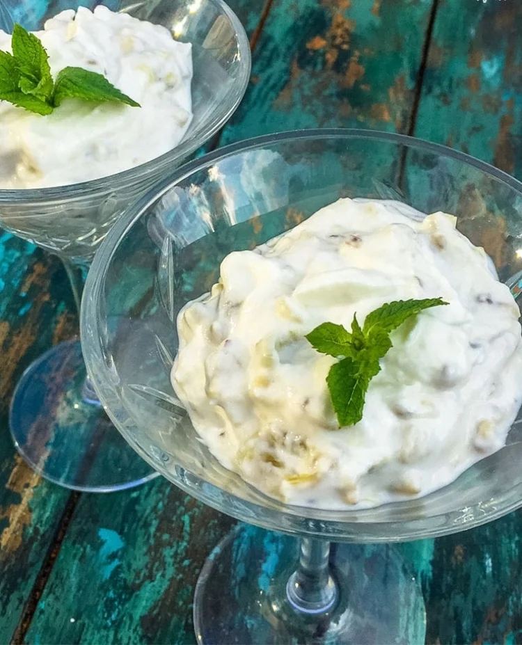 Sommer Dessert im Glas mit Sahne Joghurt und Stachelbeeren