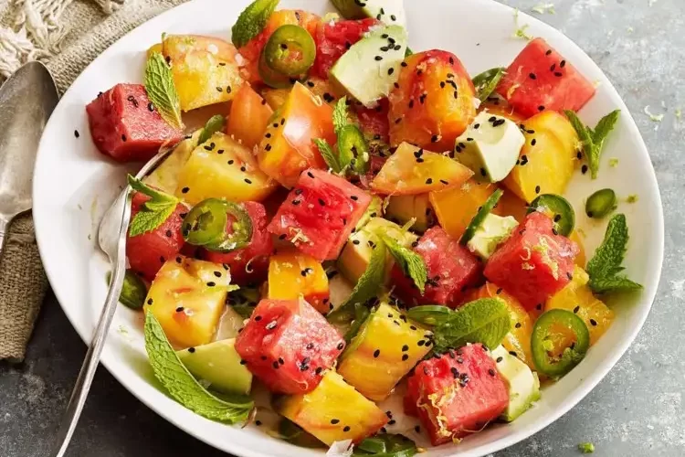 Sommersalat mit Tomaten Wassermelone und Avocado zubereiten