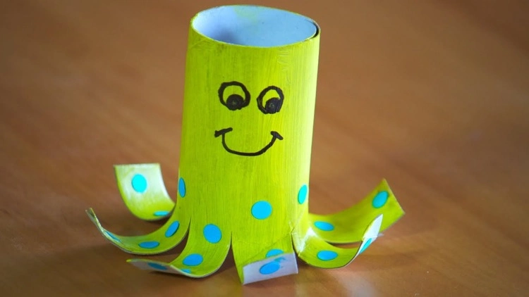 Make squid from toilet paper roll in summer