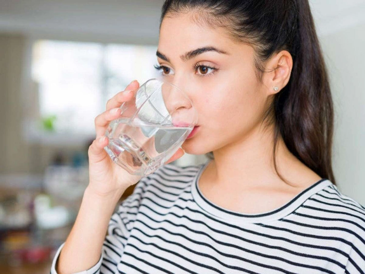 Trinken Sie über den Tag verteilt ausreichend Wasser, etwa 2 Liter, damit Sie nicht dehydrieren