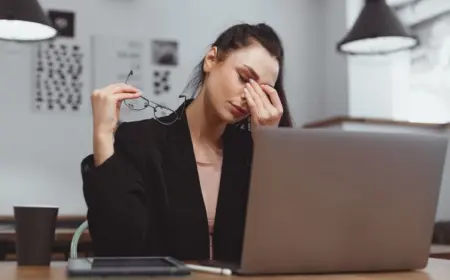 Überanstrengte Augen - Wie Sie die Symptome der digitalen Augenbelastung erkennen und behandeln