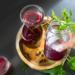 Verdünnen Sie den Johannisbeersirup mit Wasser nach Geschmack