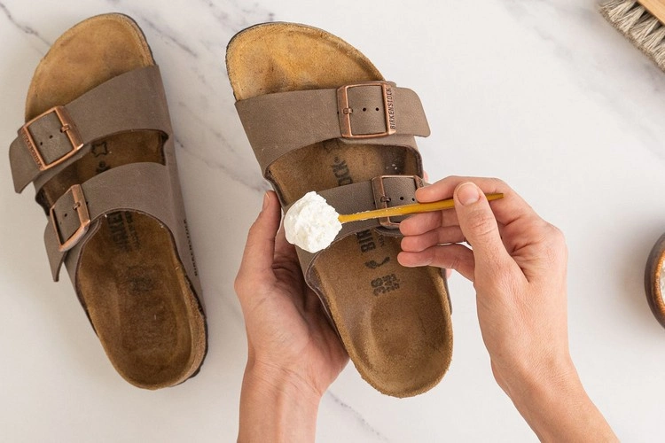 Verwenden Sie eine DIY-Reinigungsmethode, um Flecken aus Ihren Sandalen zu entfernen