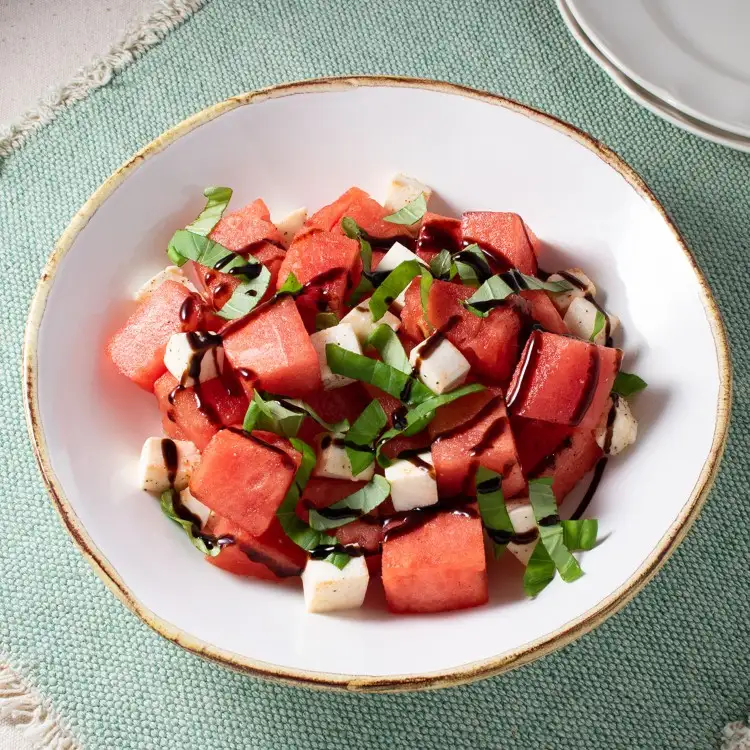 Wassermelone Salat mit Mozarrella und Dressing mit Balsamico Essig