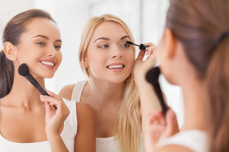Welches Make-up im Sommer? Sonnenschutzmittel, Bronzer und Mascara