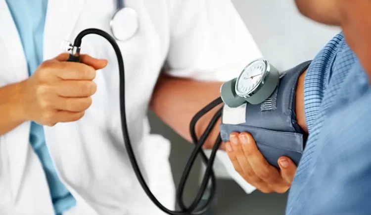 Wie Bluthochdruck kann auch niedriger Blutdruck leicht durch eine Blutdruckmessung festgestellt werden