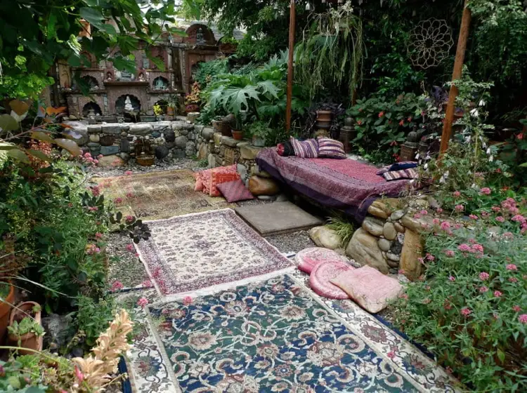 Wie den Garten im Bohemian Style dekorieren mit Mustern und Teppichen