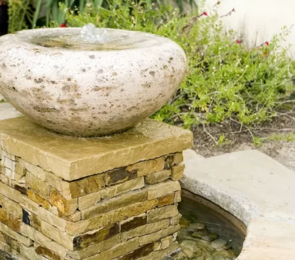 Wir bieten Ihnen ein Projekt für einen mit Stein ausgekleideten Gartenbrunnen mit zwei Kammern an